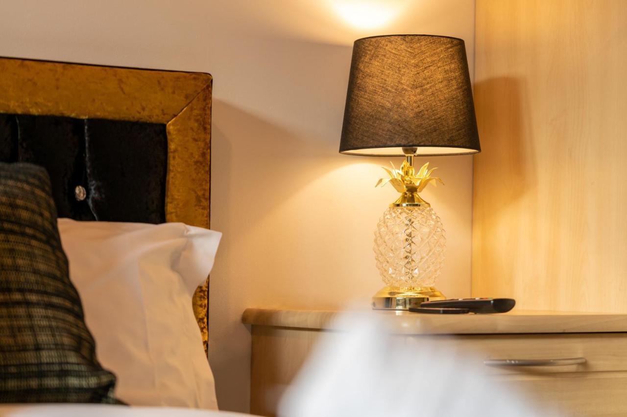 Caliber Stays Birmingham Bliss - Medusa Suite Apartments - Central 2-Bed Retreat - City Attractions, Sleeps 4, Free Netflix, Nearby Parking & Close Proximity - Bullring, Grand Central, The Cube - 5 Minutes Walk Exterior foto